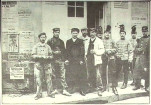 Ouvriers et hussards devant l'hôtel de ville en 1908