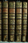 Dos de reliure portant le monogramme de l'abbaye de Chaalis
