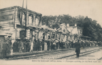 Devant la gare bombardée - les voyageurs attendant le train pour Paris vignette